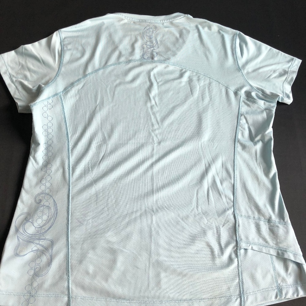 REI // athletic top with pocket in lt blue